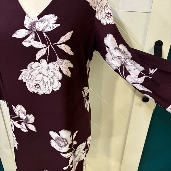 Dynamite Floral Shift Dress Burgundy V-Neck | modern feminine chic medium - Picture 4 of 7